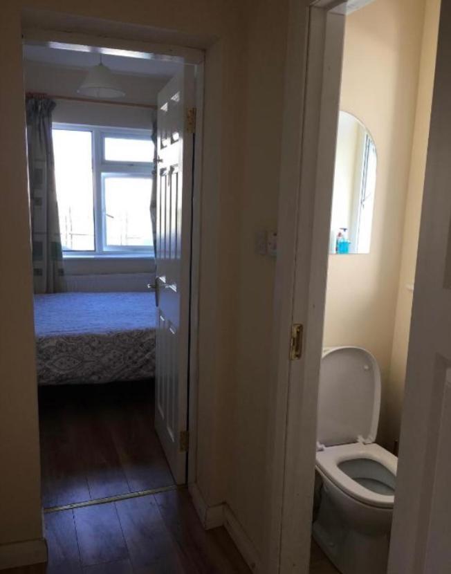 Private Bedrooms At Student Rahoon Homestay *