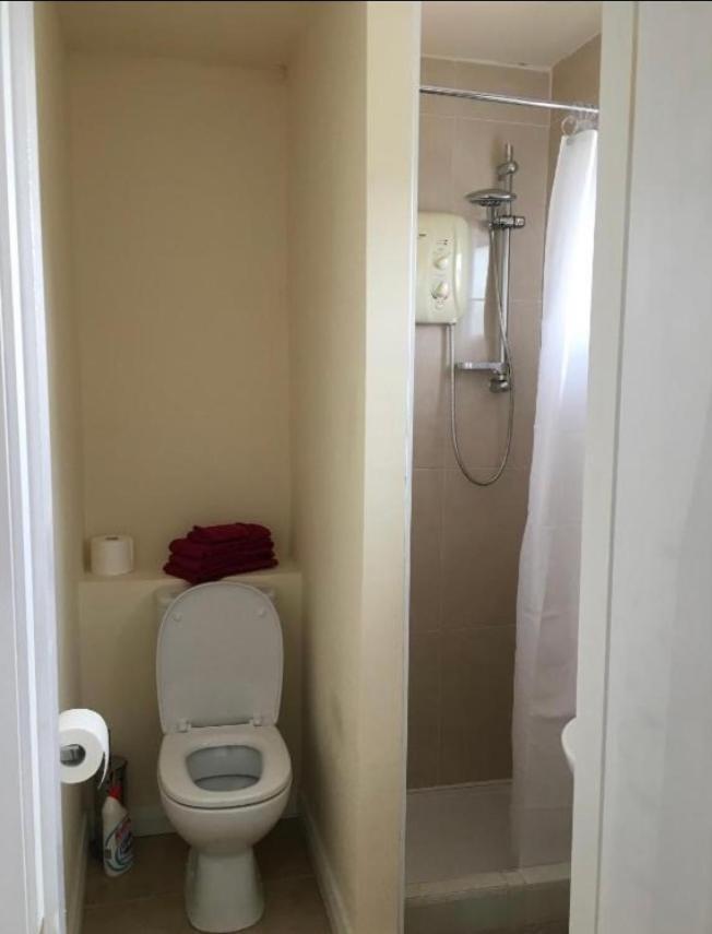 Private Bedrooms At Student Rahoon Homestay *